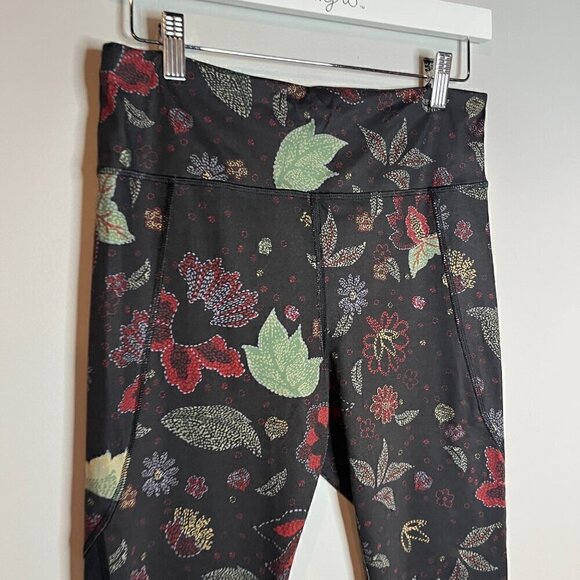 Lou & Grey floral patterned athletic crops - Picture 2 of 5